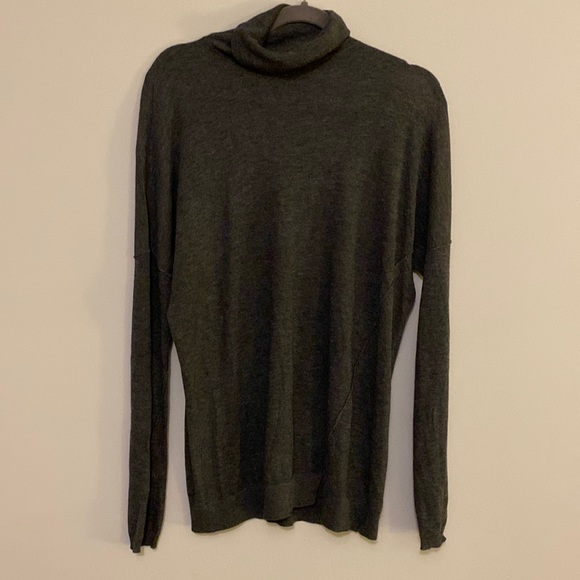 Vince Gray Mercerized Wool Blend Drop Shoulder Exposed Seam Turtleneck - Picture 1 of 6